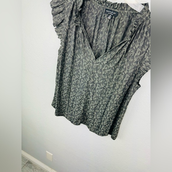 Anthropologie Current Air MARGOT JACQUARD PLEATED SLEEVE BLOUSE in Dark Olive - Picture 5 of 8